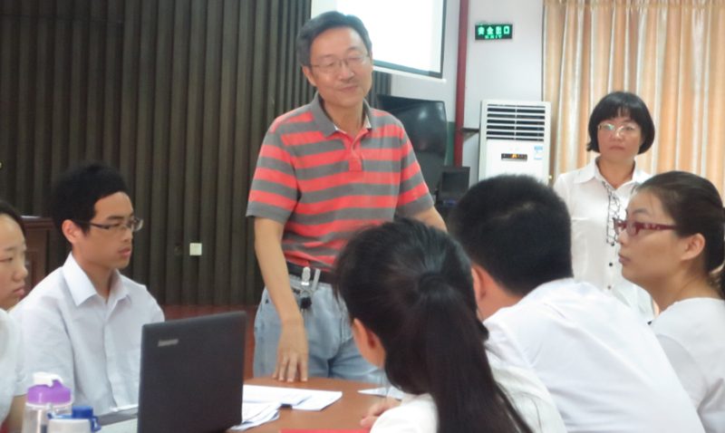 两位老师引导学生积极思考 两位老师引导学生积极思考